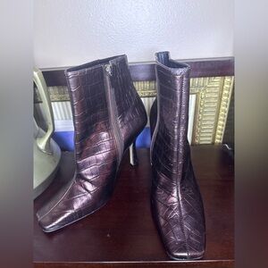 Chic Crocodile-Embossed Heeled Boots